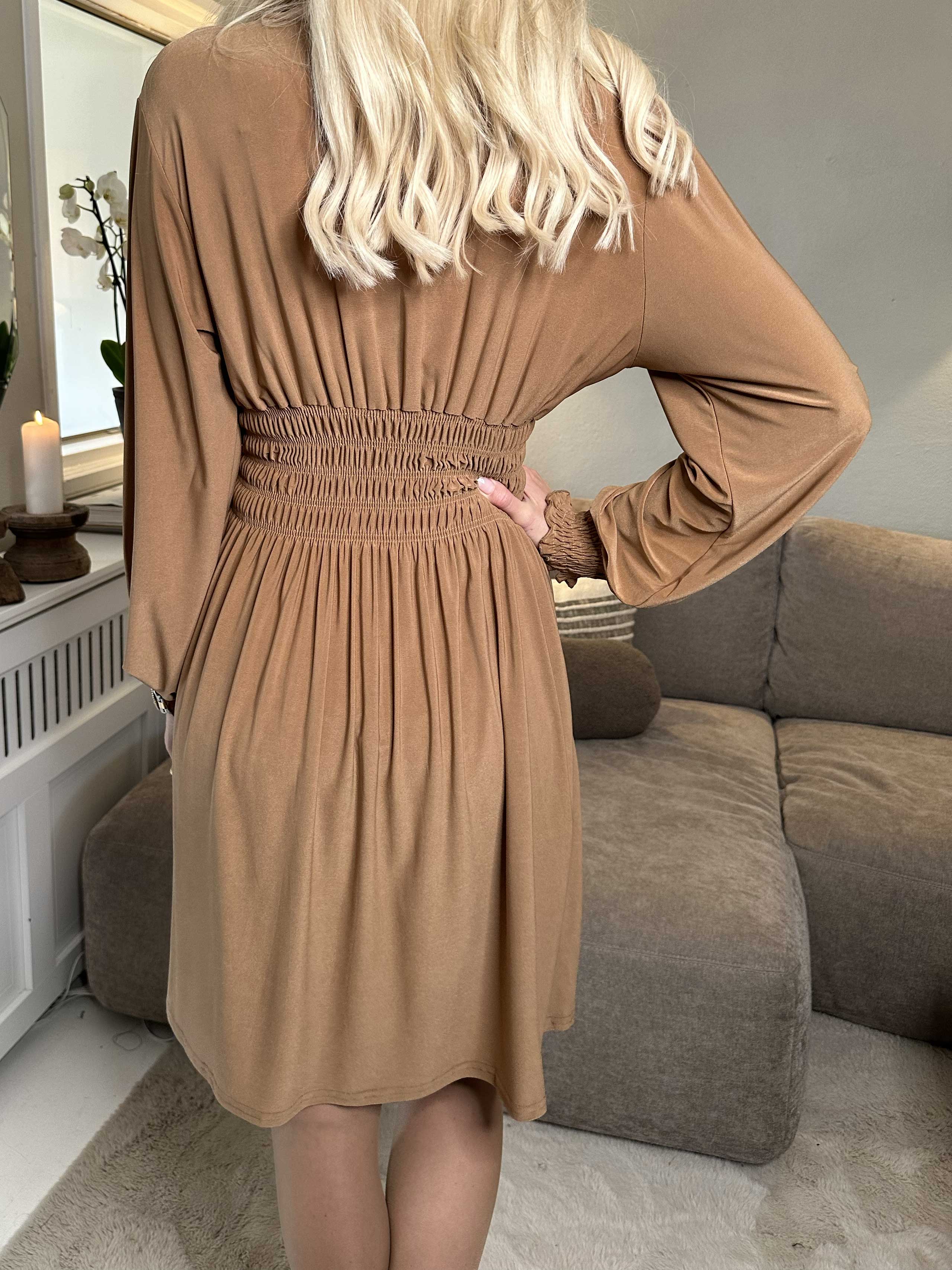 Pams Plain Short L/S - Elastisk kort kjole med smock og lange ærmer